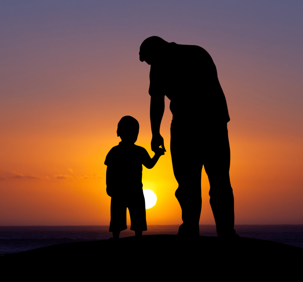 un père et son fils devant un soleil couchant