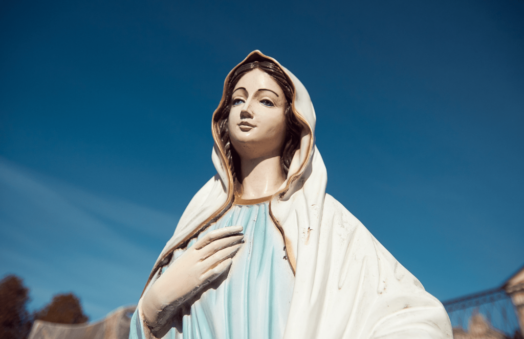 Statue de Marie sous un ciel bleu