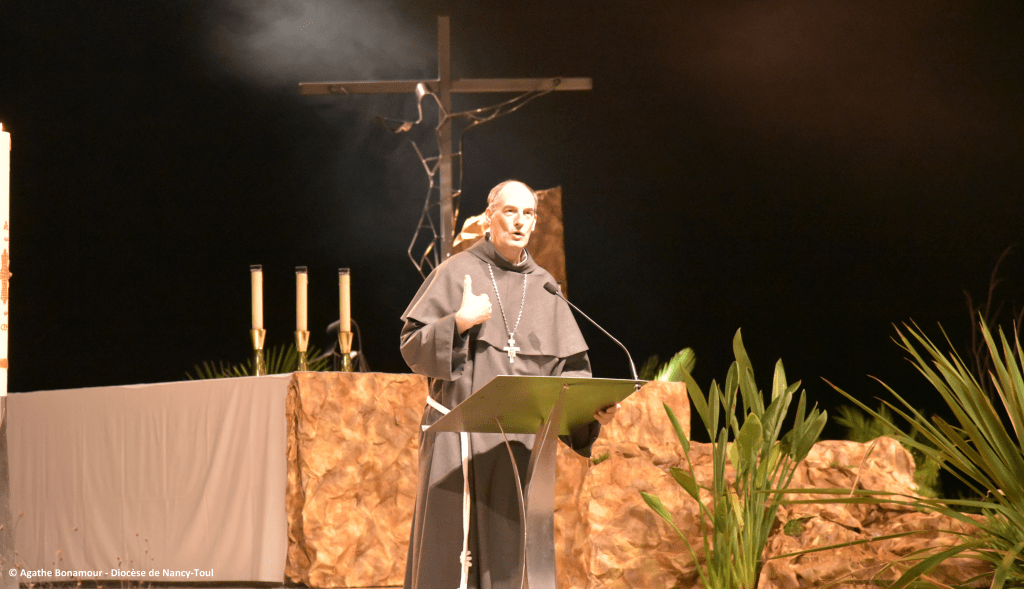 Cardinal Bustillon donnant une conférence à Lourdes lors de l'Académie Kerygma